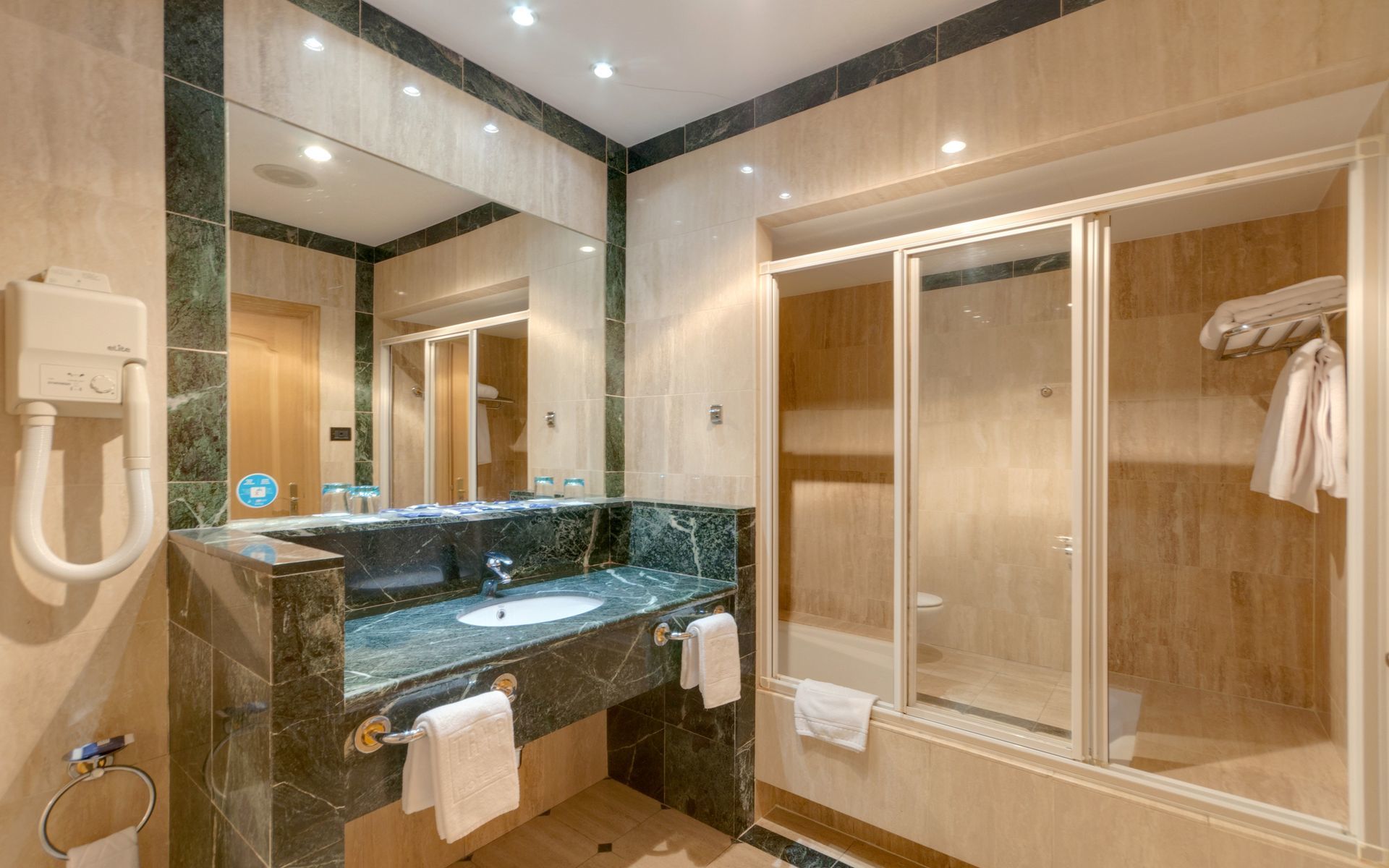 Gran Hotel Los Angeles Getafe Room photo
